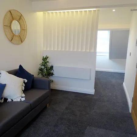 4 - Queens Court Apartament *